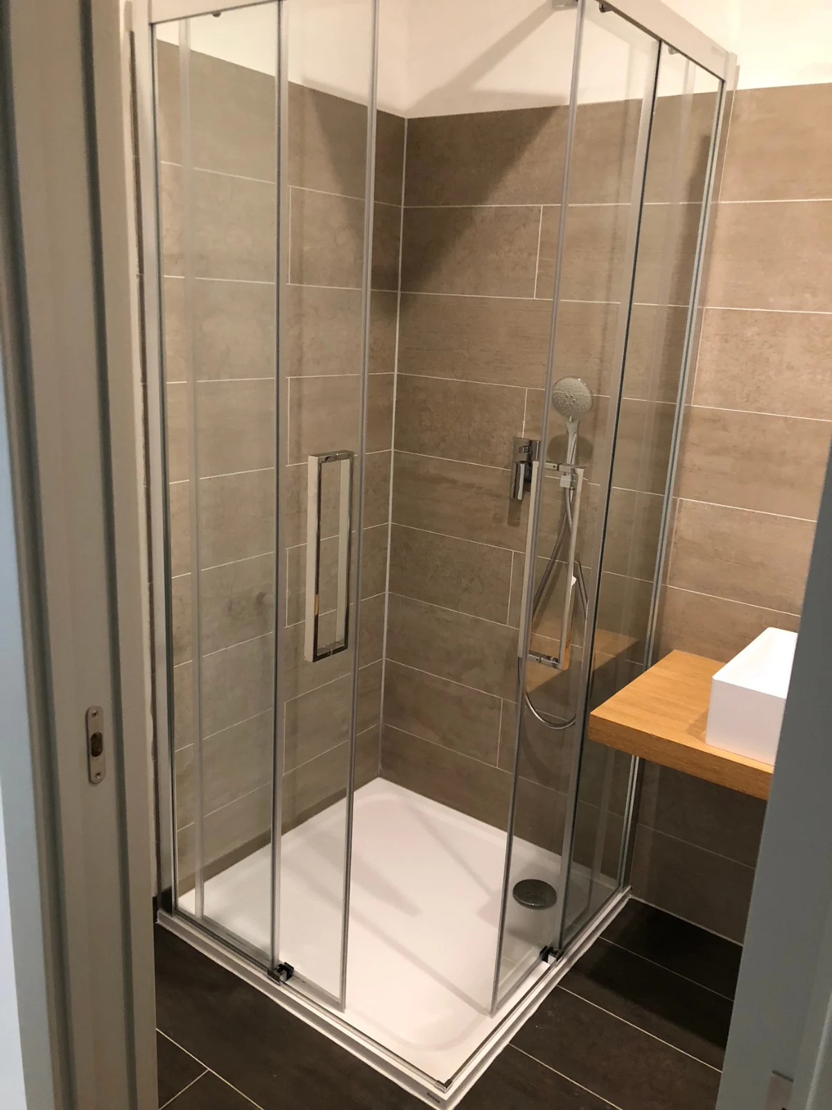 Moderní koupelna s umyvadlem na desce a závěsným WC